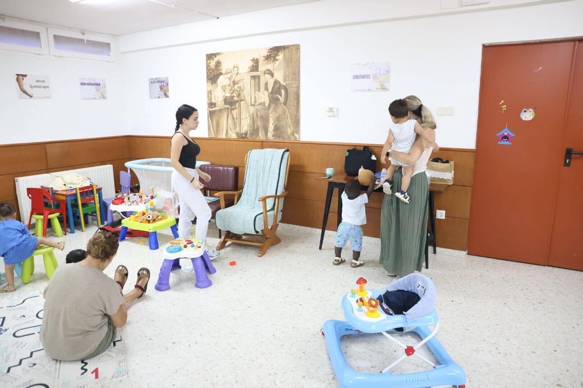 Voluntarias de Adoratrices cuidan de los hijos con madres en situación de riesgo de exclusión social mientras ellas trabajan.