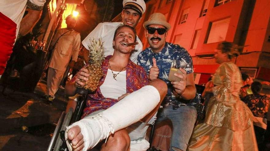 Un grupo de antroxaos en el pasado Carnaval de Luanco, que se celebra en agosto.