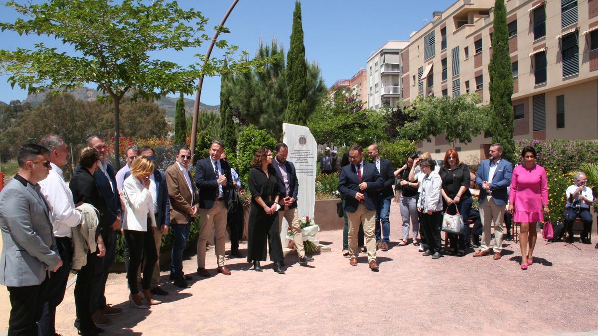 La corporación municipal prácticamente en pleno acudió al homenaje a las víctimas en el décimo primer aniversario de los terremotos.