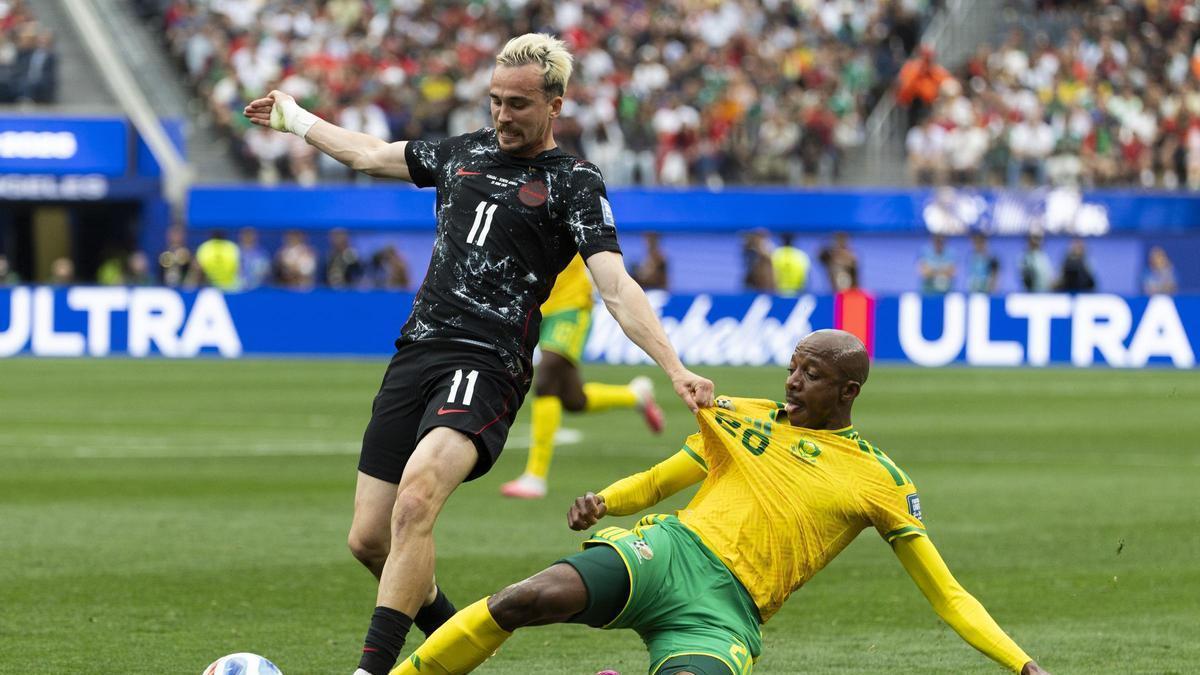 El canadiense Liam Millar y el sudafricano Khuliso Mudau pelean por un balón durante el partido de dieciseisavos del Mundial.