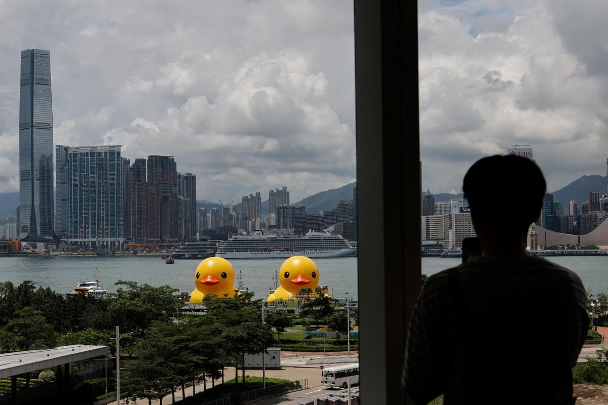 Los patos de goma del artista Florentijn Hofman, en el puerto de Hong Kong