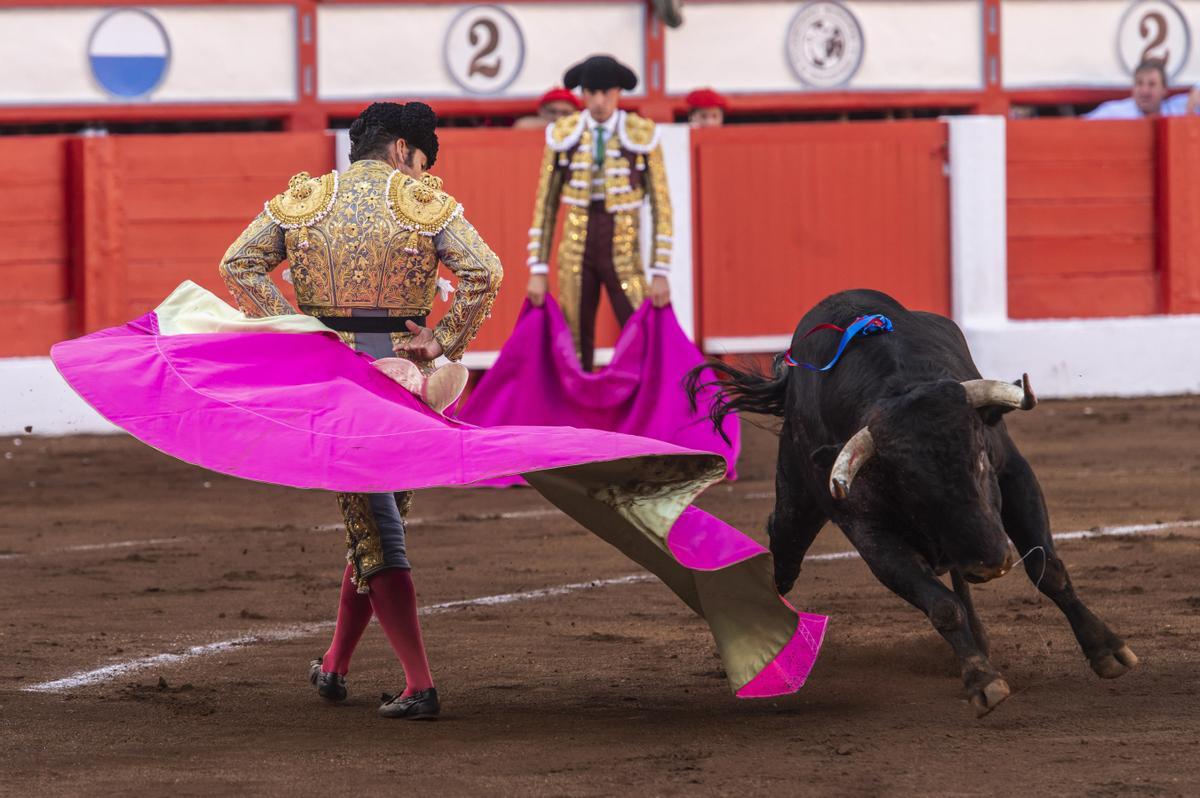 SANTANDER, 23/07/2024.- El diestro Morante de la Puebla lidia un toro este martes, durante el cuarto día de la Feria de Santiago de Santander. EFE/ Pedro Puente Hoyos