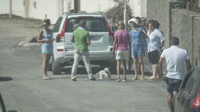 Sonsoles Espinosa junto a sus hijas Laura y Alba saliendo del chalé alquilado en Famara.