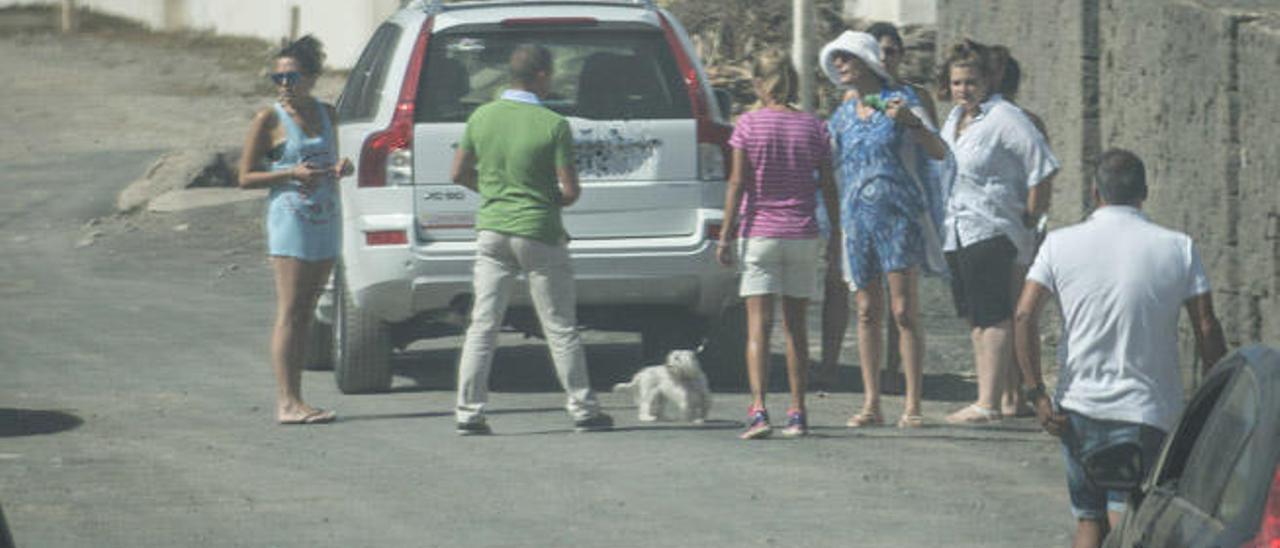 Sonsoles Espinosa junto a sus hijas Laura y Alba saliendo del chalé alquilado en Famara.