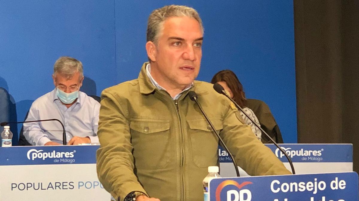 Elías Bendodo, presidente del PP de Málaga, en rueda de prensa.