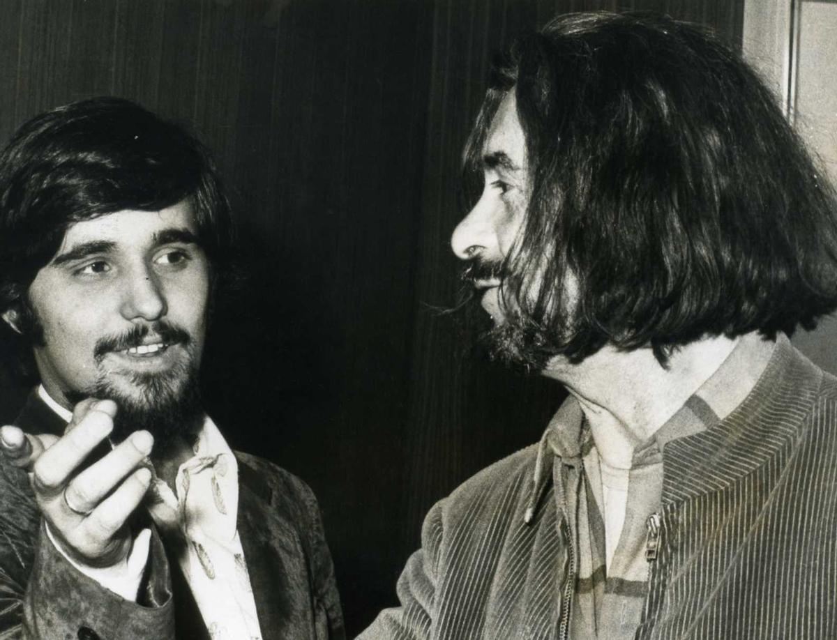 Carlos Edmundo de Ory con Juan Cruz, en Tenerife, en 1972