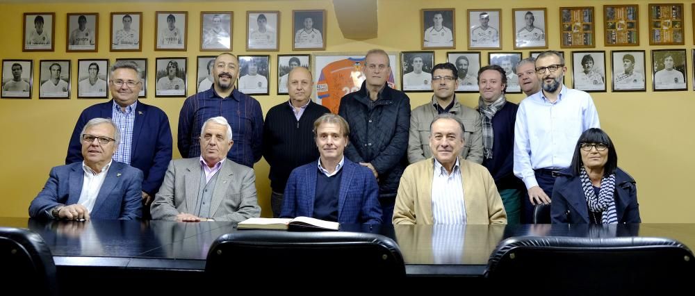 Amedeo Carboni cena con los peñistas en la Agrupación