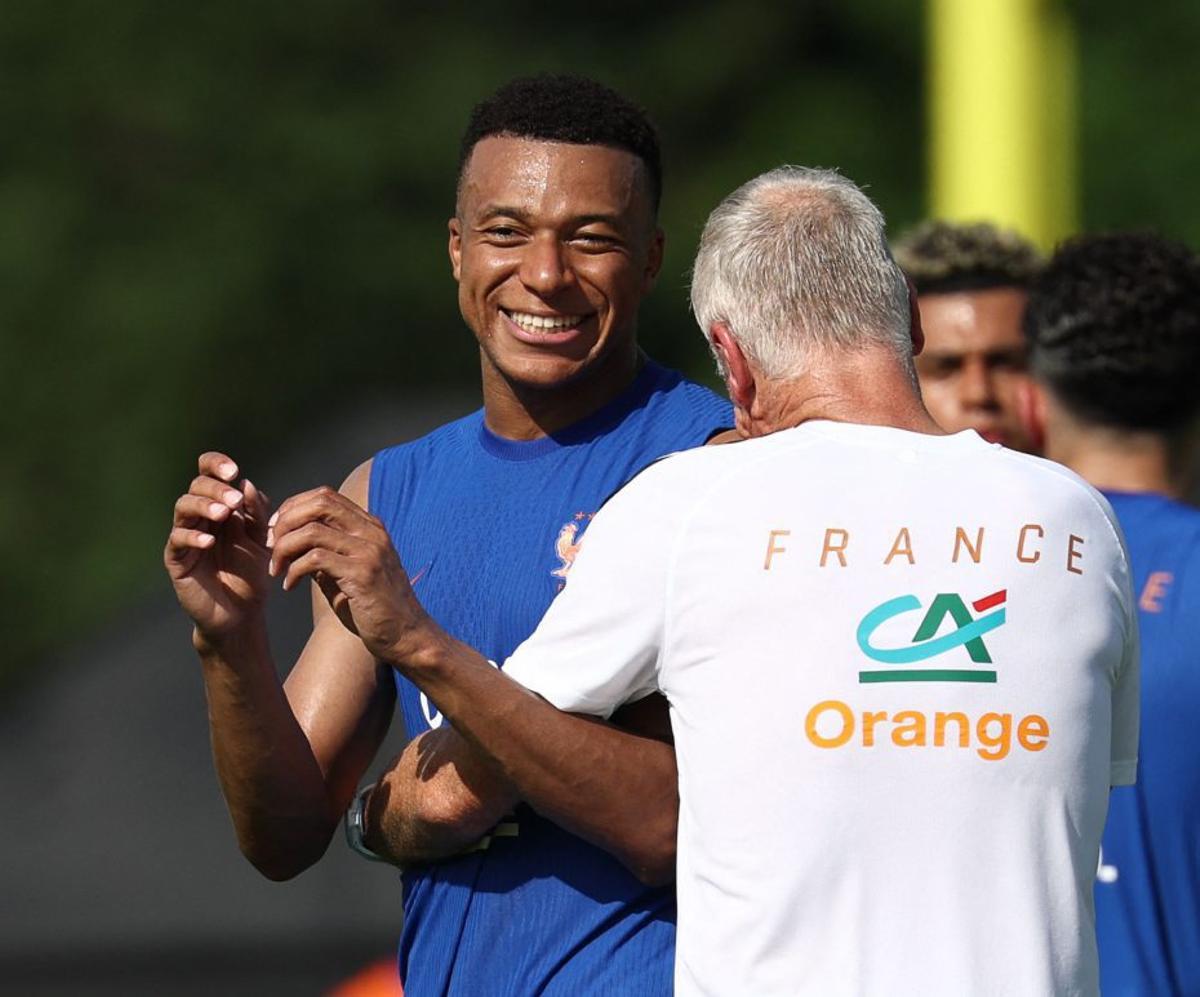 La França de l’"odiat" Mbappé es mira al mirall