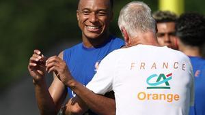 La França de l’"odiat" Mbappé es mira al mirall