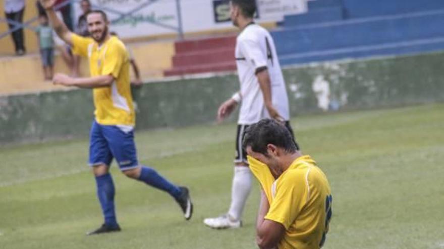 Un jugador del Orihuela se lamenta ante el Ontinyent.