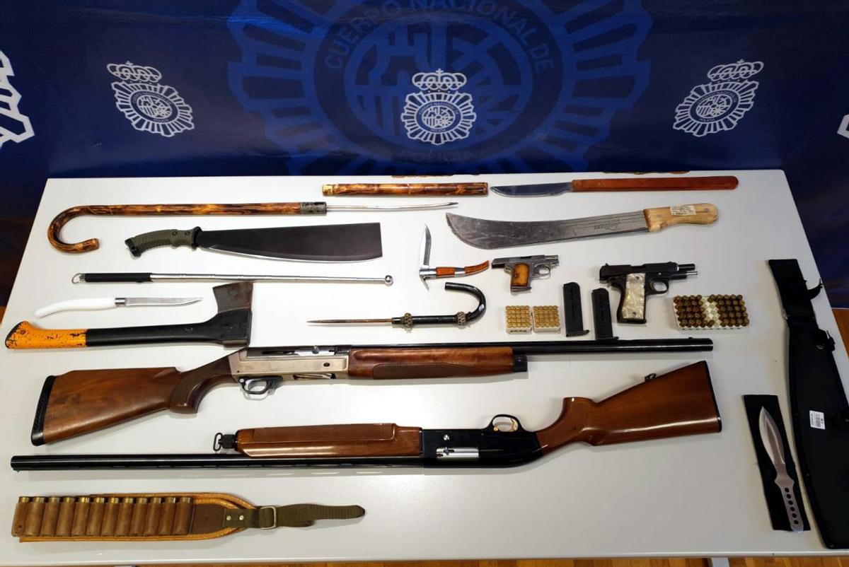 Armas incautadas en la redada antidroga en Elche.