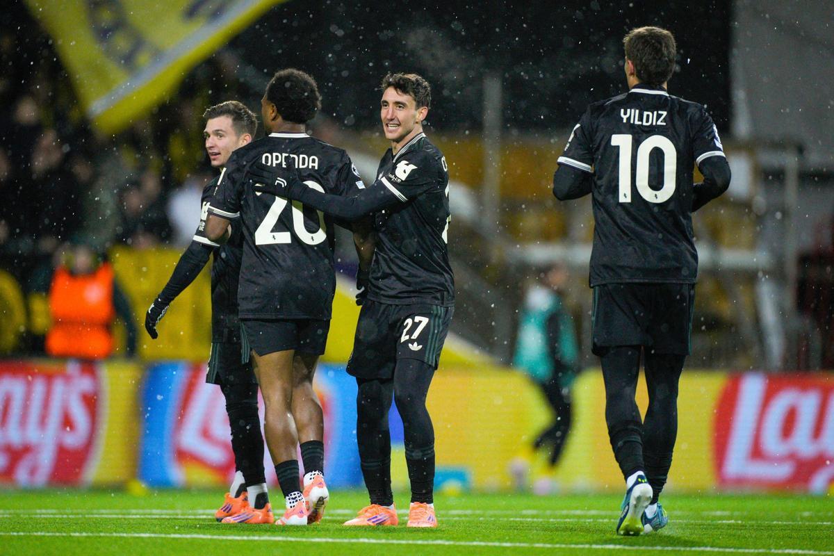 Juventus' Andrea Cambiaso, center right, and scorer Lois Openda, center left, celebrate their side's first goal during the Champions League opening phase soccer match between Bodo/Glimt and Juventus in Bodo, Norway, Tuesday, Nov. 25, 2025. (Stian Lysberg Solum/NTB Scanpix via AP) associated Press / LaPresse Only italy and spain