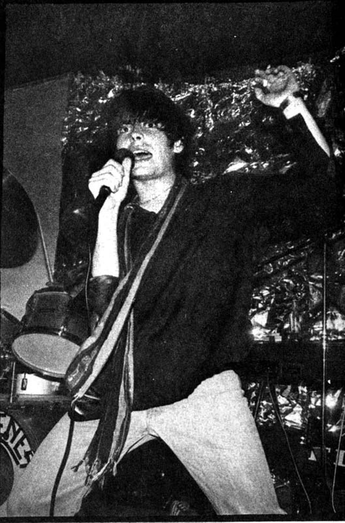 Paco Cester, cantante de Aborígenes del cemento, en el mítico local.