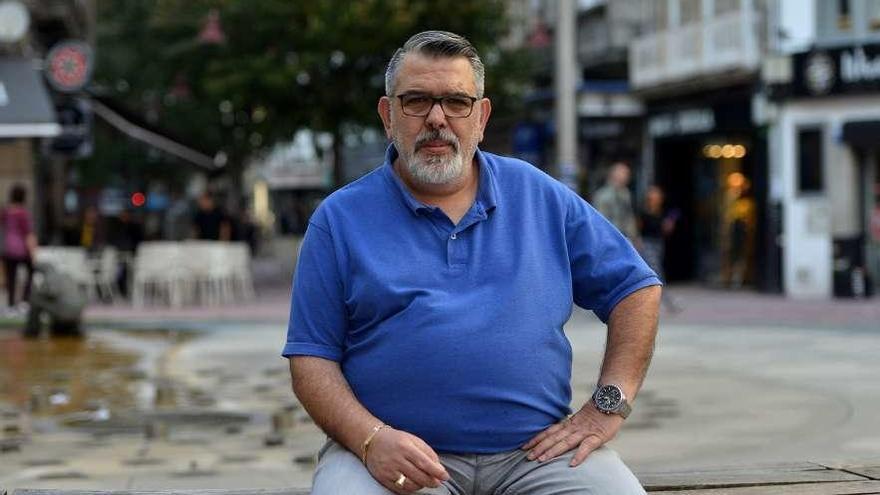 Jesús Reimóndez, el testigo que aportarán los dos ciclistas, ayer, en la Praza de Compostela. // G. Santos