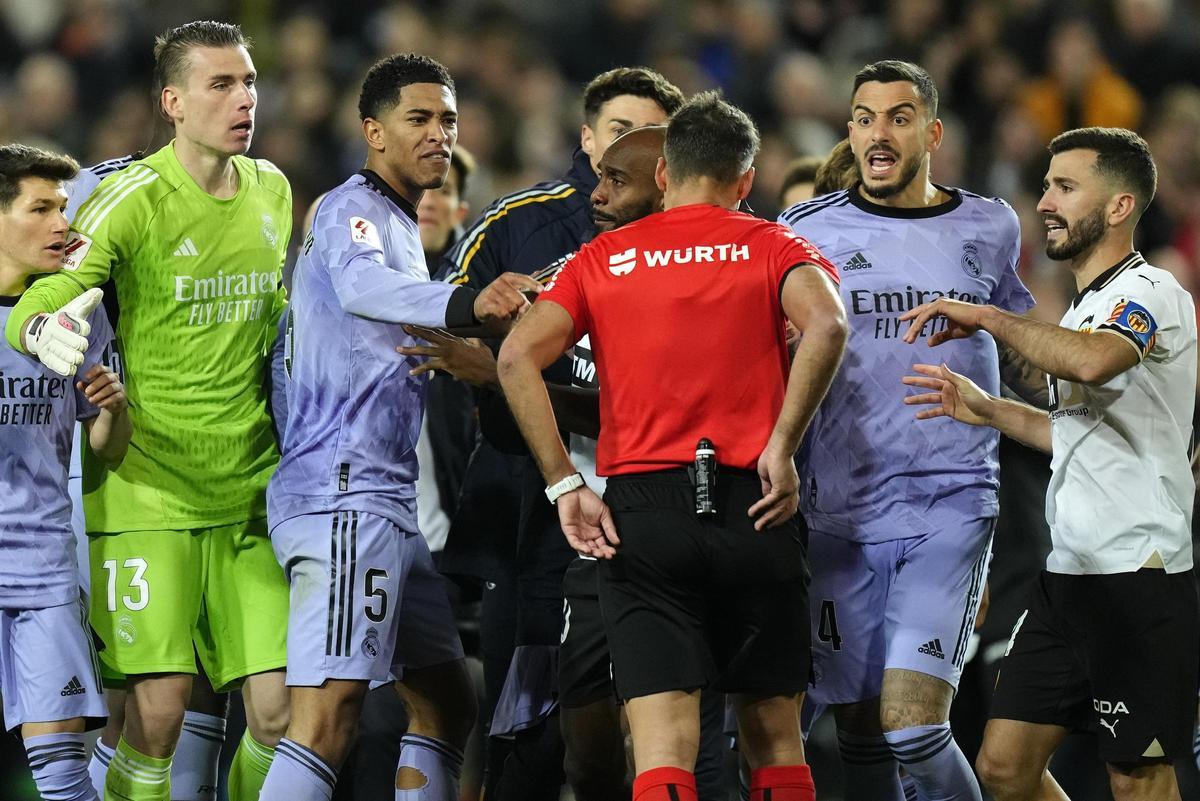 El momento en el que Bellingham recrimina a Gil Manzano el gol anulado.