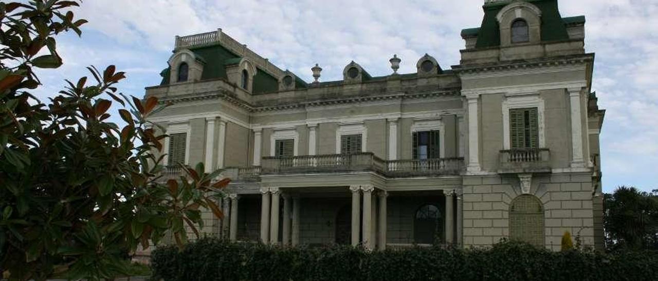 Fachada principal del palacio de Jardón.