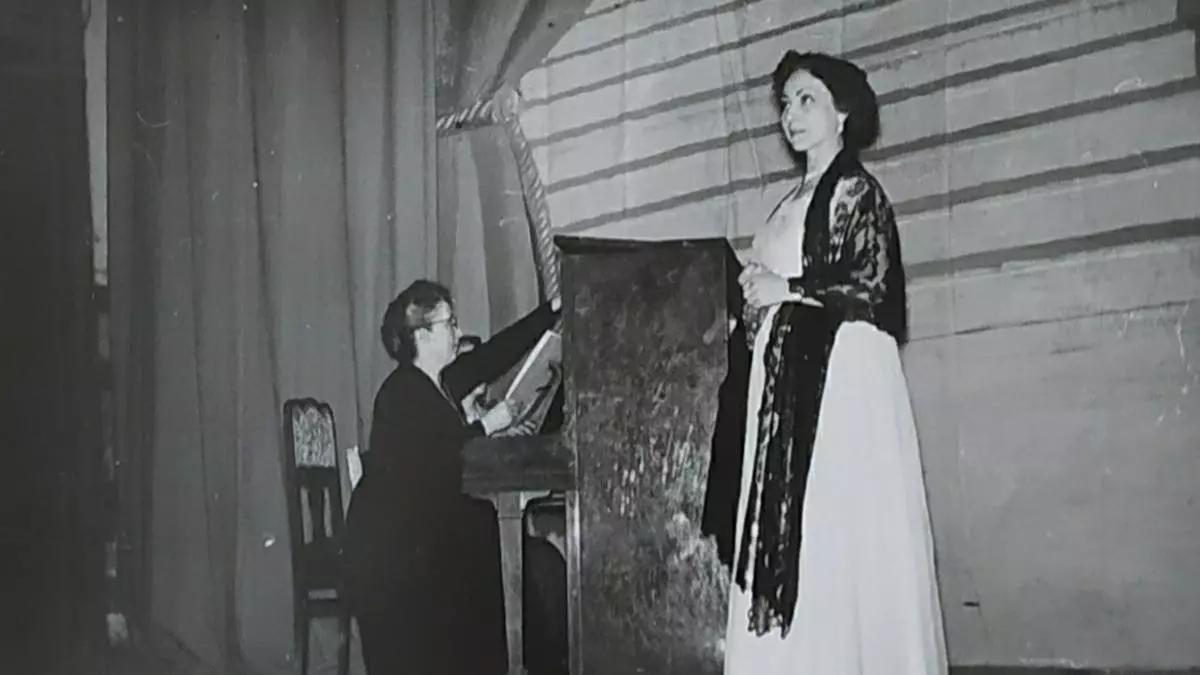 Angelita Capdevielle tocando el piano.