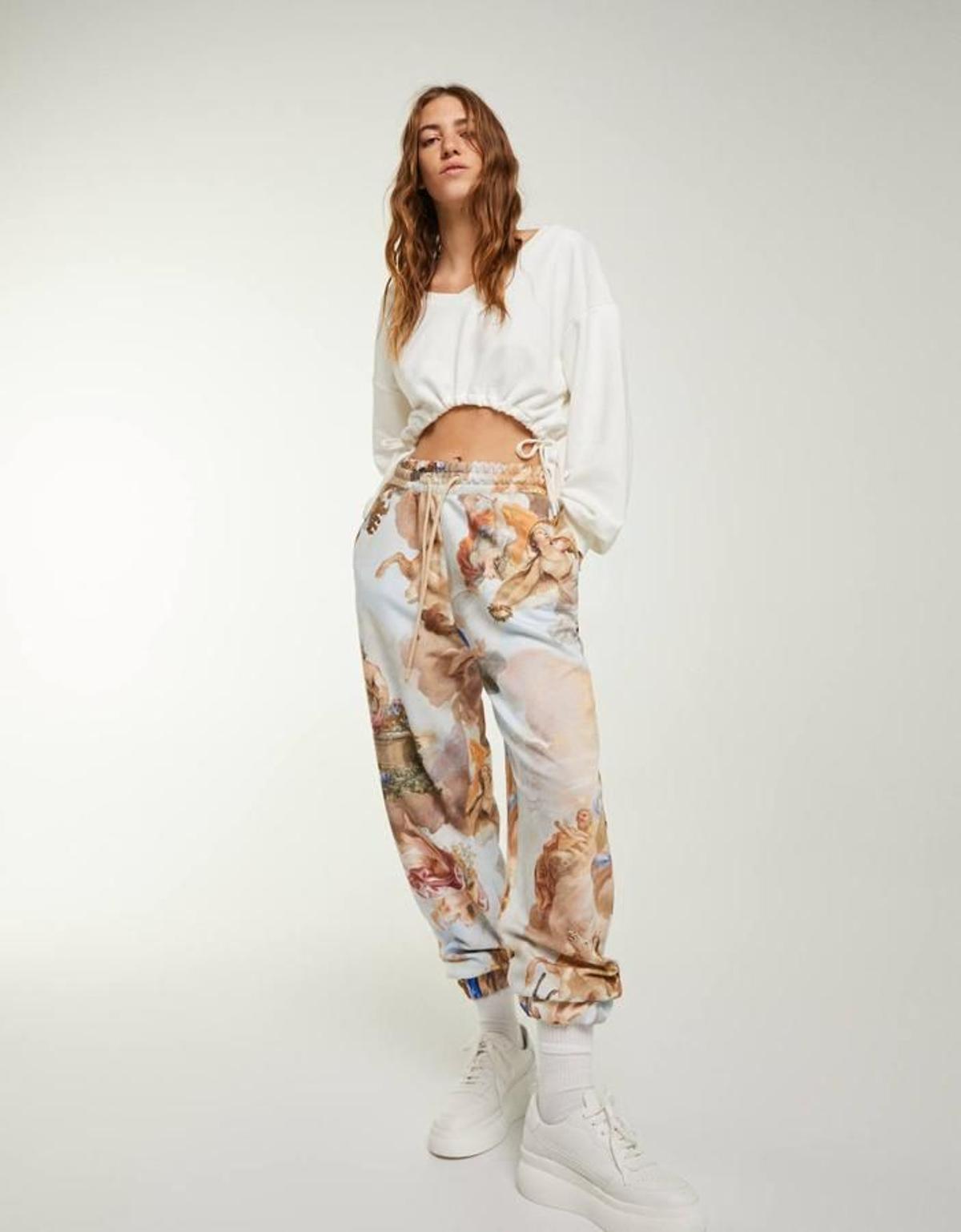 Pantalón de algodón estampado, de la colección Art Series, de Bershka (25,99 €).