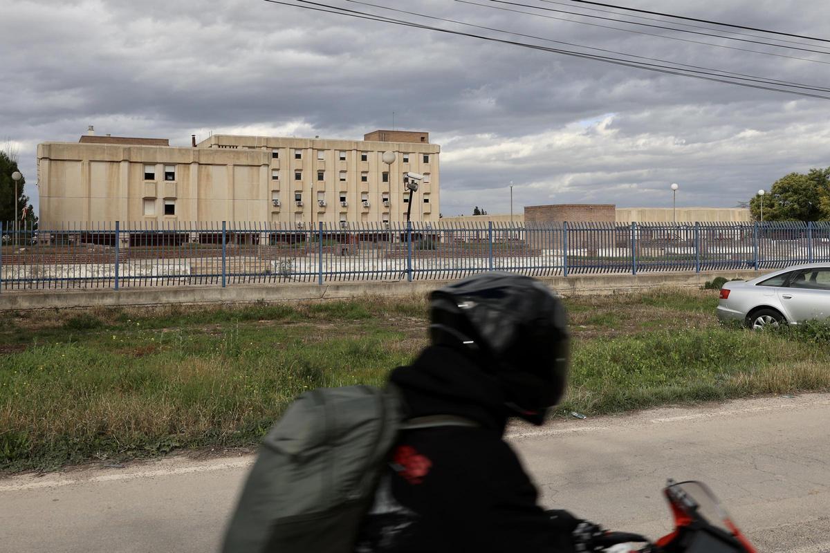 Un motorista pasa por delante del CIE de Sangonera.