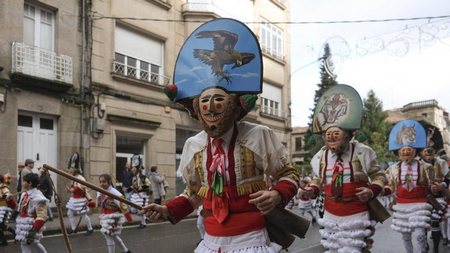 Los cigarróns recorrieron las calles de Verín en el Domingo Corredoiro