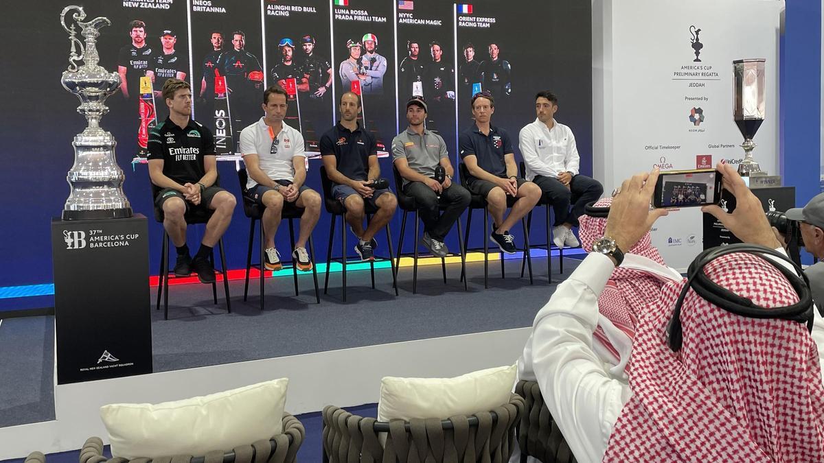 Los patrones de los seis equipos que compiten en la regata preliminar de la Copa América de vela en Jeddah, en la primera rueda de prensa del evento.