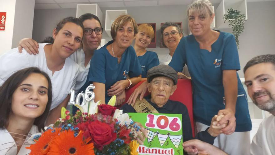 Celebración del 106 cumpleaños de Manuel Gago, conocido como Melujo, en la residencia de Rabanales. | Ch. S.