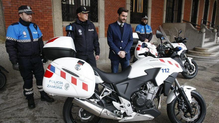 Antidio Fagúndez, junto a los agentes y las nuevas motos