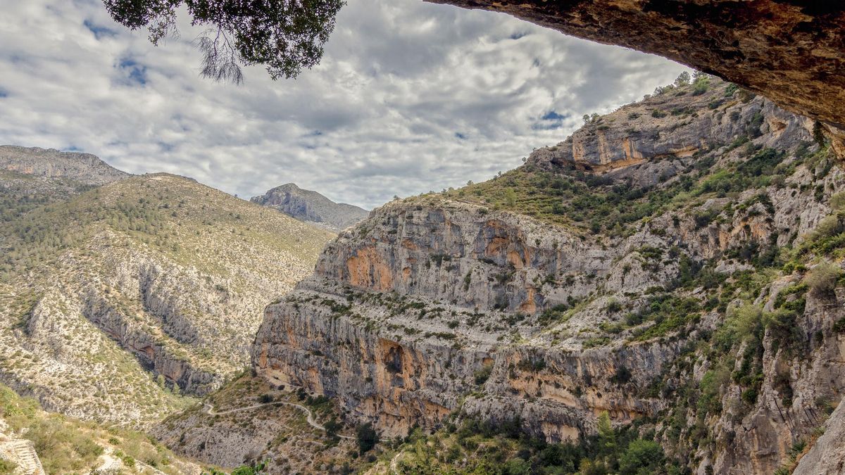 Este pueblo tiene solo 300 habitantes pero esconde un impresionante desfiladero de roca caliza conocido como el Gran Cañón alicantino