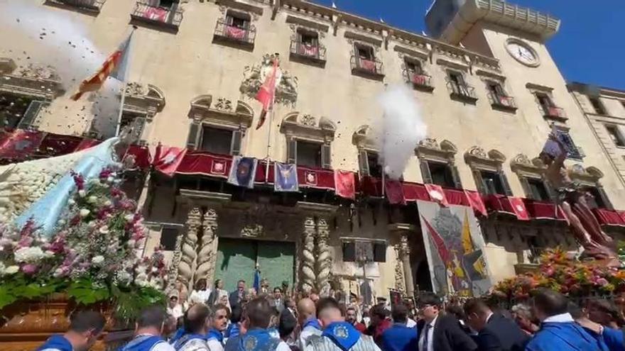 Uno de los cañones falla durante el encuentro entre el Cristo Resucitado y la Virgen de la Alegría