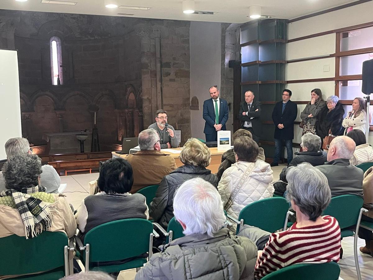 Entrega de la medalla de oro y presentación del libro