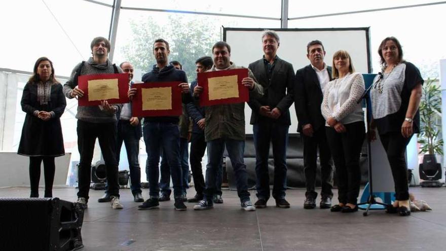 Enma Torres y Cacabelos arropan a los premiados con las recetas de mejillón. // FdV