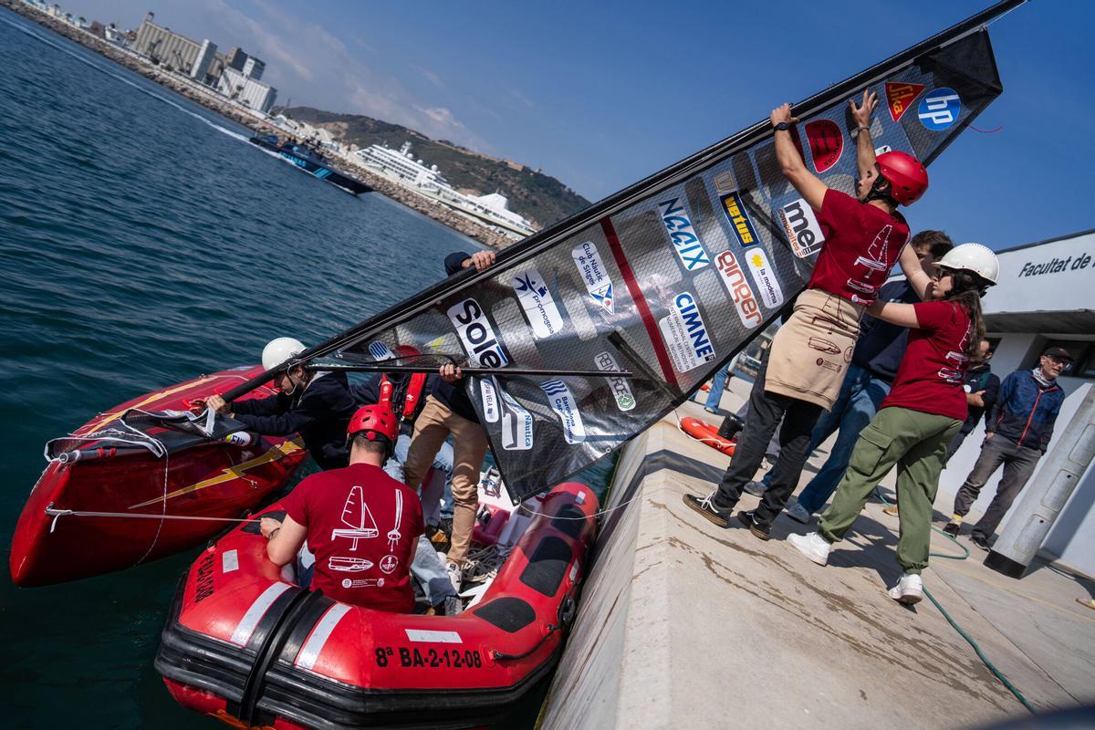 La UPC presenta Raig FNB, el velero autónomo construido por estudiantes de la Facultat de Nàutica de Barcelona que competirá en ‘La Micro Ruta de la Sal’.