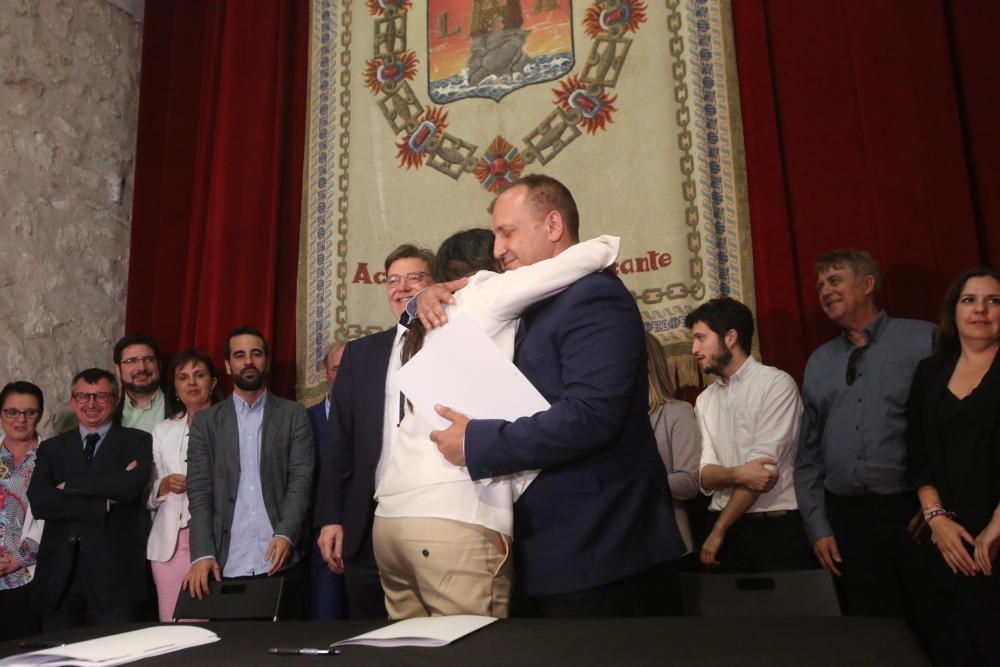 Ximo Puig, Mónica Oltra y Rubén Martínez Dalmau firman el pacto del Botànic II.