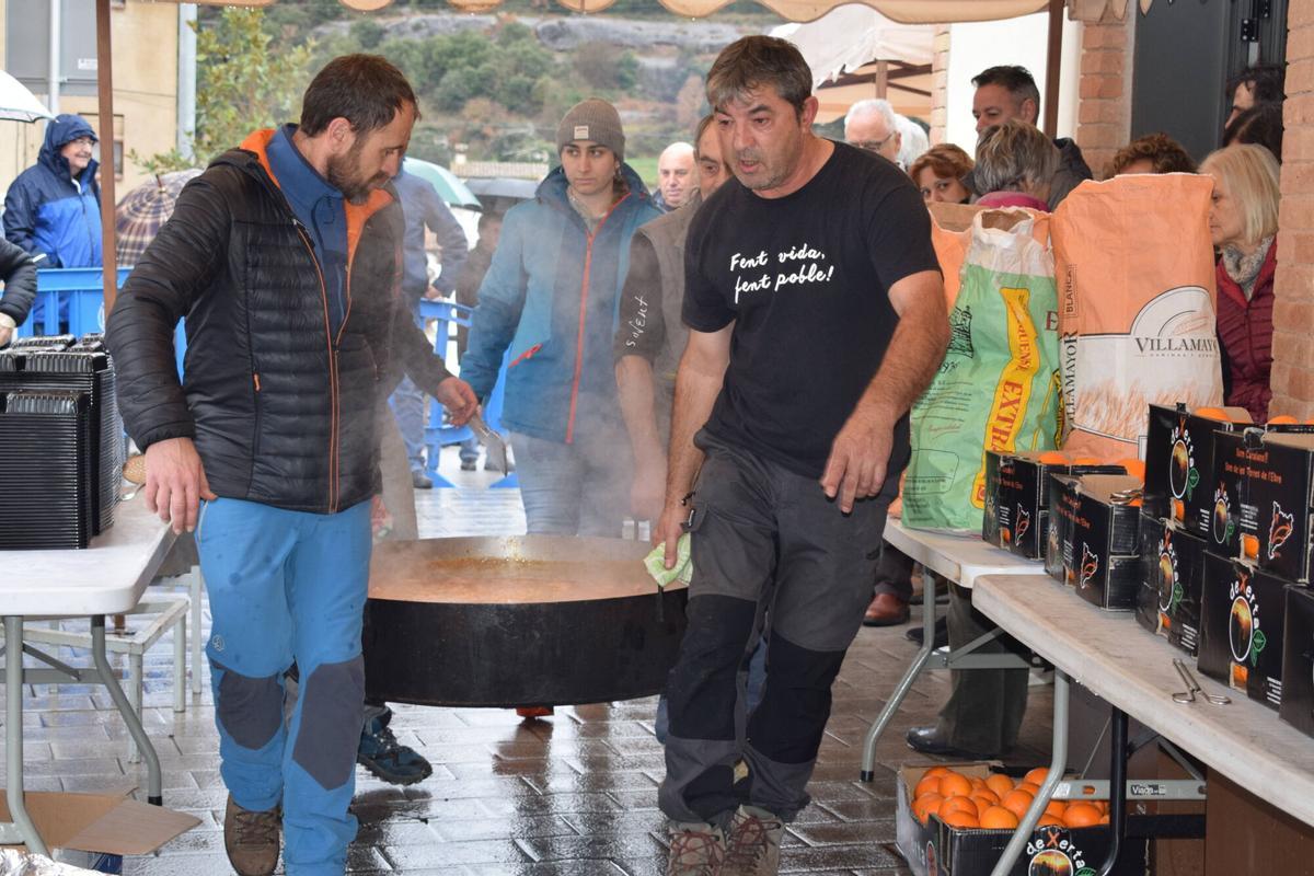 Olvan serveix unes 1.400 racions d'arròs, en fotos Olvan serveix unes 1.400 racions d'arròs, en fotos