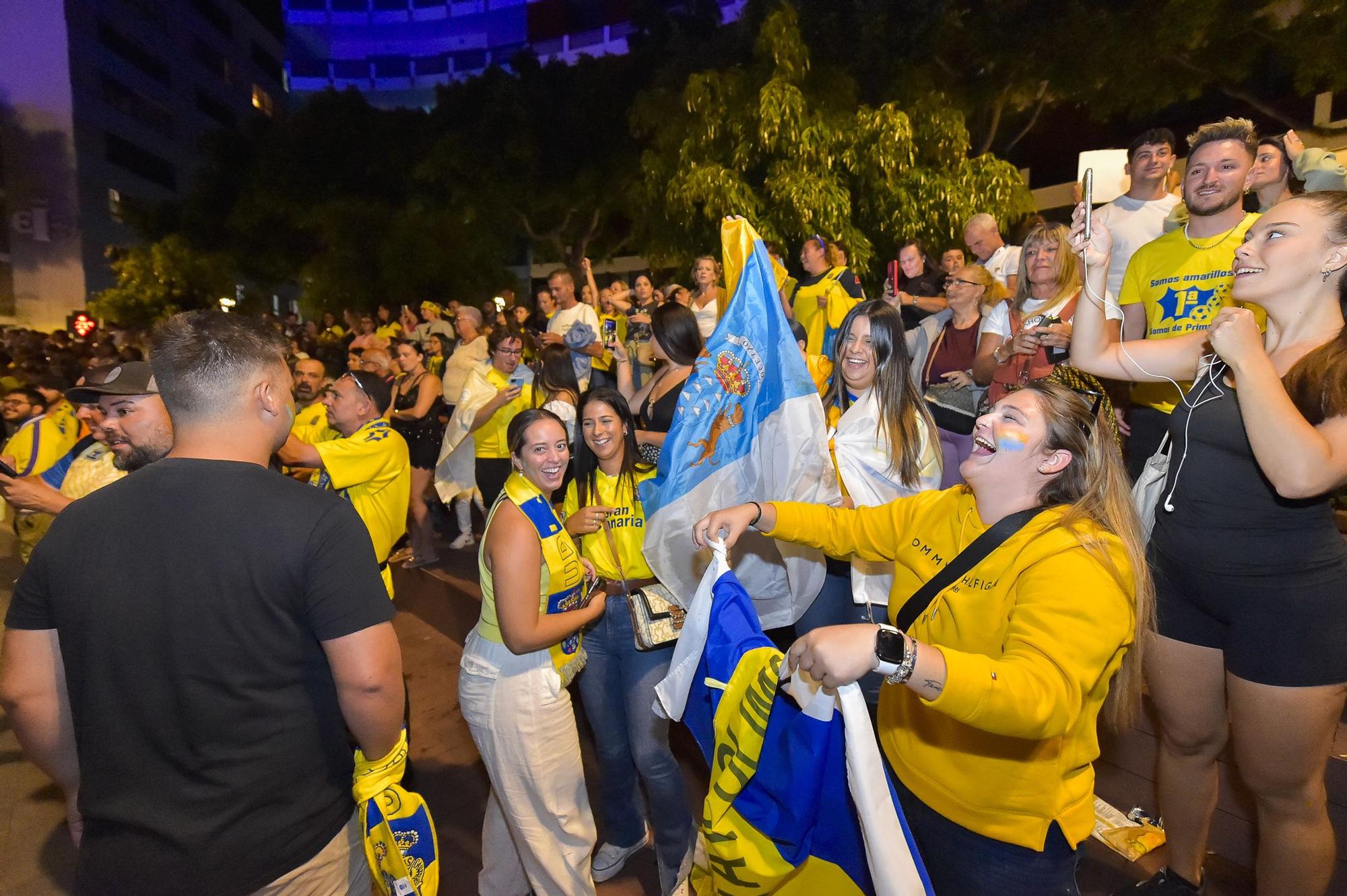 Celebración del ascenso en las terrazas de la Plaza de España