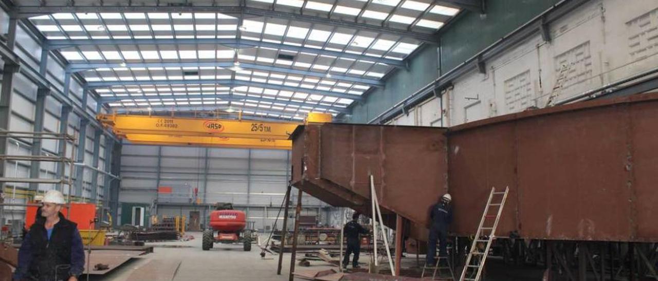 Operarios trabajando dentro de la nave de fabricación de bloques que ha sido ampliada.