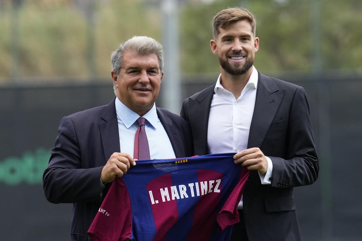 Iñigo Martínez en el día de su presentación como azulgrana