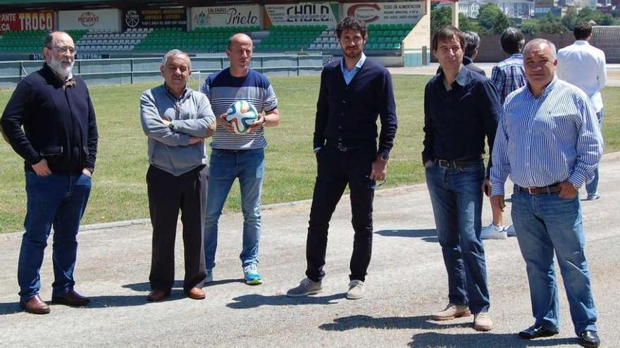 Víctor Sánchez en el centro, acompañado de varios técnicos y del presidente de la Peña Vilalba, en el campo de A Magdalena.