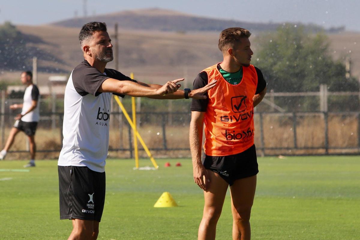 Iván Ania da instrucciones en un entrenamiento del Córdoba CF en presencia de Isma Ruiz.