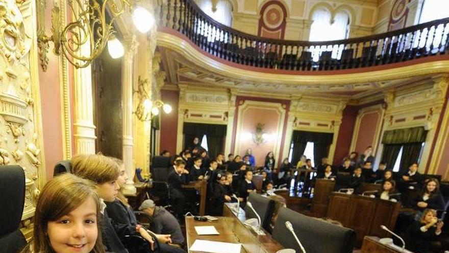 Escolares ejerciendo de ediles en el salón de plenos. // Brais Lorenzo