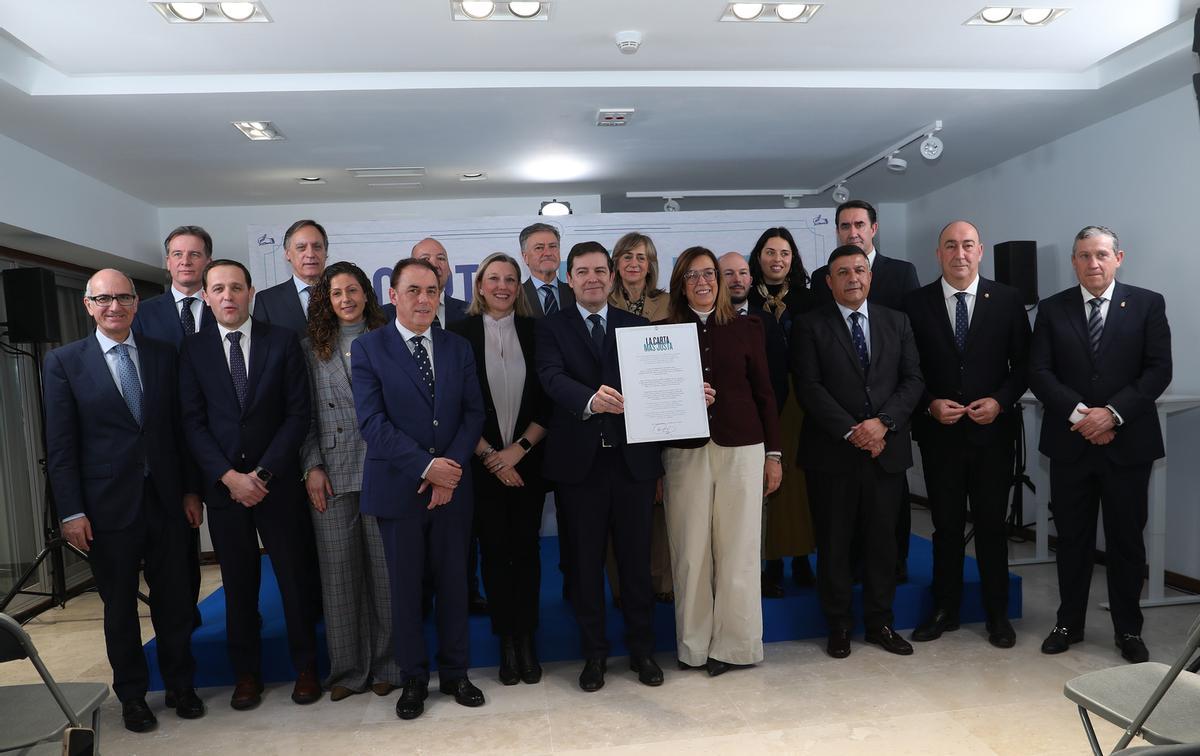 Mañueco muestra la carta, rodeado de su vicepresidenta, Isabel Blanco, y de los presidentes provinciales y de diputaciones del PP en Castilla y León, entre ellos Javier Faúndez (en el extremo derecho) y José María Barrios (tras Isabel Blanco).