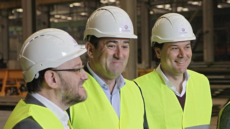 Por la izquierda, Luis Ángel Colunga, Orlando Alonso, consejero delegado del Grupo Daniel Alonso, y Francisco Blanco, durante una visita a una factoría.