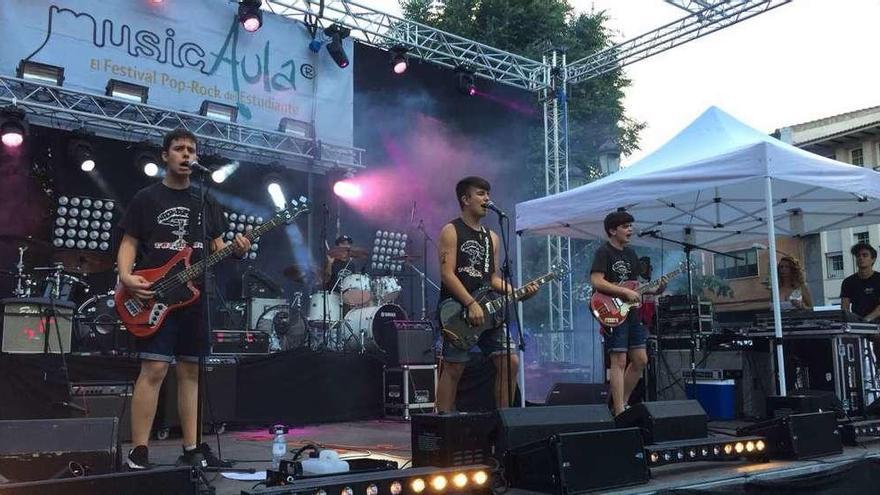 El grupo de jóvenes vilagarcianos TNT, durante su actuación en el festival pop rock MusicAula. // Cedida