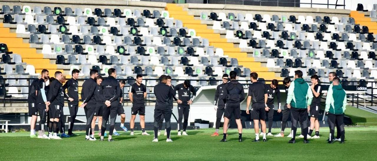 Los jugadores del Badajoz, durante un entrenamiento en el Nuevo Vivero esta semana.