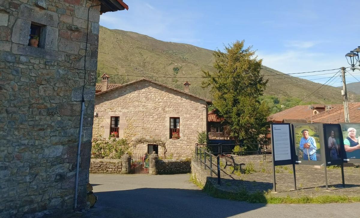 Una de las calles de San Vicente del Monte, en Cantabria, el único pueblo que tuvo luz ayer en toda España.