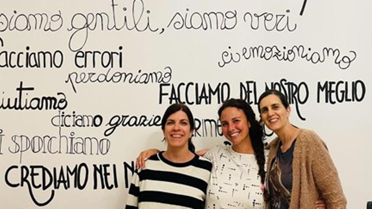 Las profesoras de Vilaboa Paula Casal y Marta Varela, acompañadas por la directora de la escuela italiana donde realizaron su intercambio.