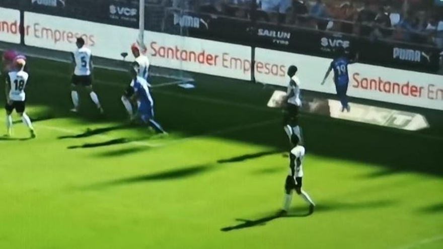 Kang In Celebra el gol de cara a la grada de Mestalla