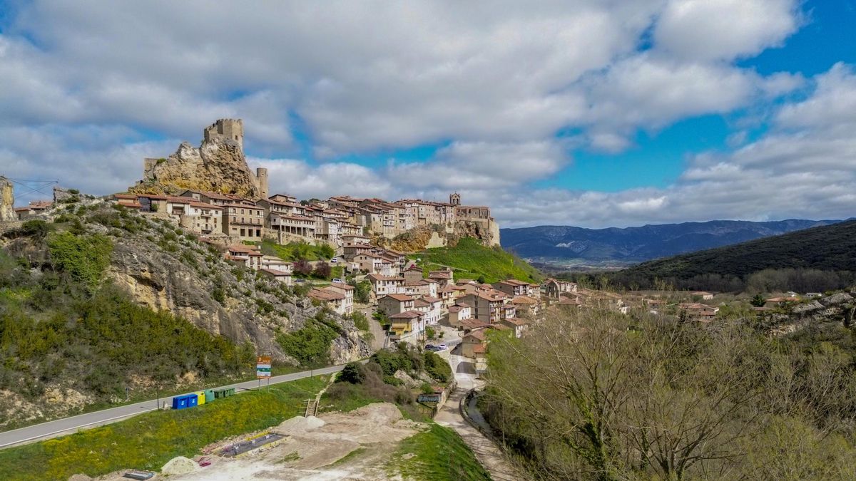 Parece Francia, pero es Burgos: este precioso pueblo es un lugar perfecto para pasear entre flores, piedra y silencio