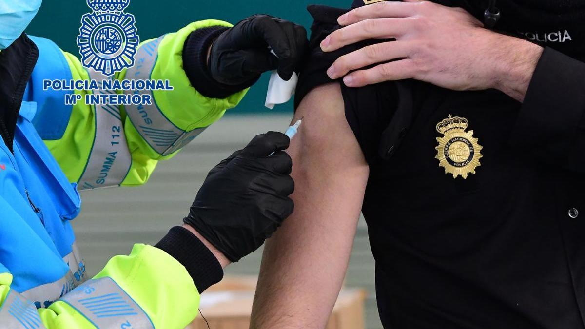 La Policía Nacional de Zaragoza se inocula la vacuna sospechosa de AstraZeneca