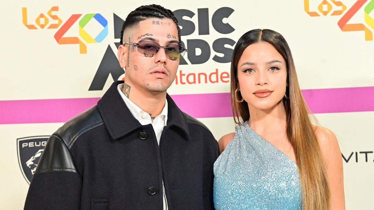 Duki y Emilia en la alfombra de los 40